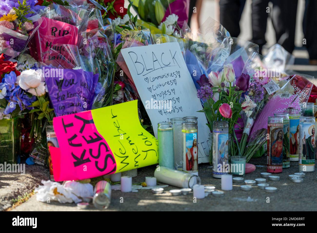 Le président Joe Biden et la première dame Jill Biden versent leur respect à un mémorial aux victimes de la fusillade de 14 mai au supermarché Tops, mardi, 17 mai 2022, à Buffalo, New York. Banque D'Images