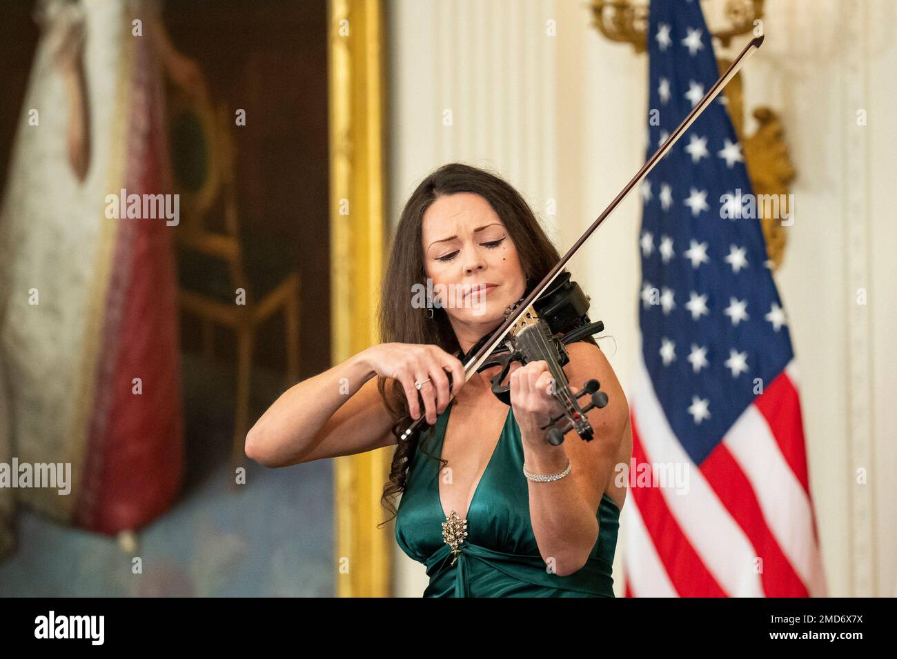 Reportage : Patricia Treacy, violoniste irlandaise, se produit à un événement de la Saint Patrick, jeudi à 17 mars 2022, dans la salle est de la Maison Blanche. Banque D'Images