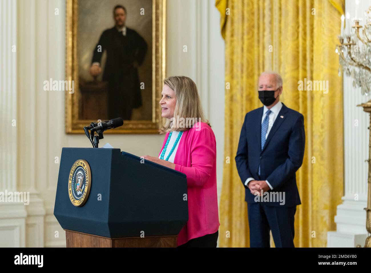 Reportage: Le président Joe Biden regarde tandis que le président de l'AFL-CIO Liz Shuler fait des remarques lors d'un événement de travail, mercredi, 8 septembre 2021 Banque D'Images