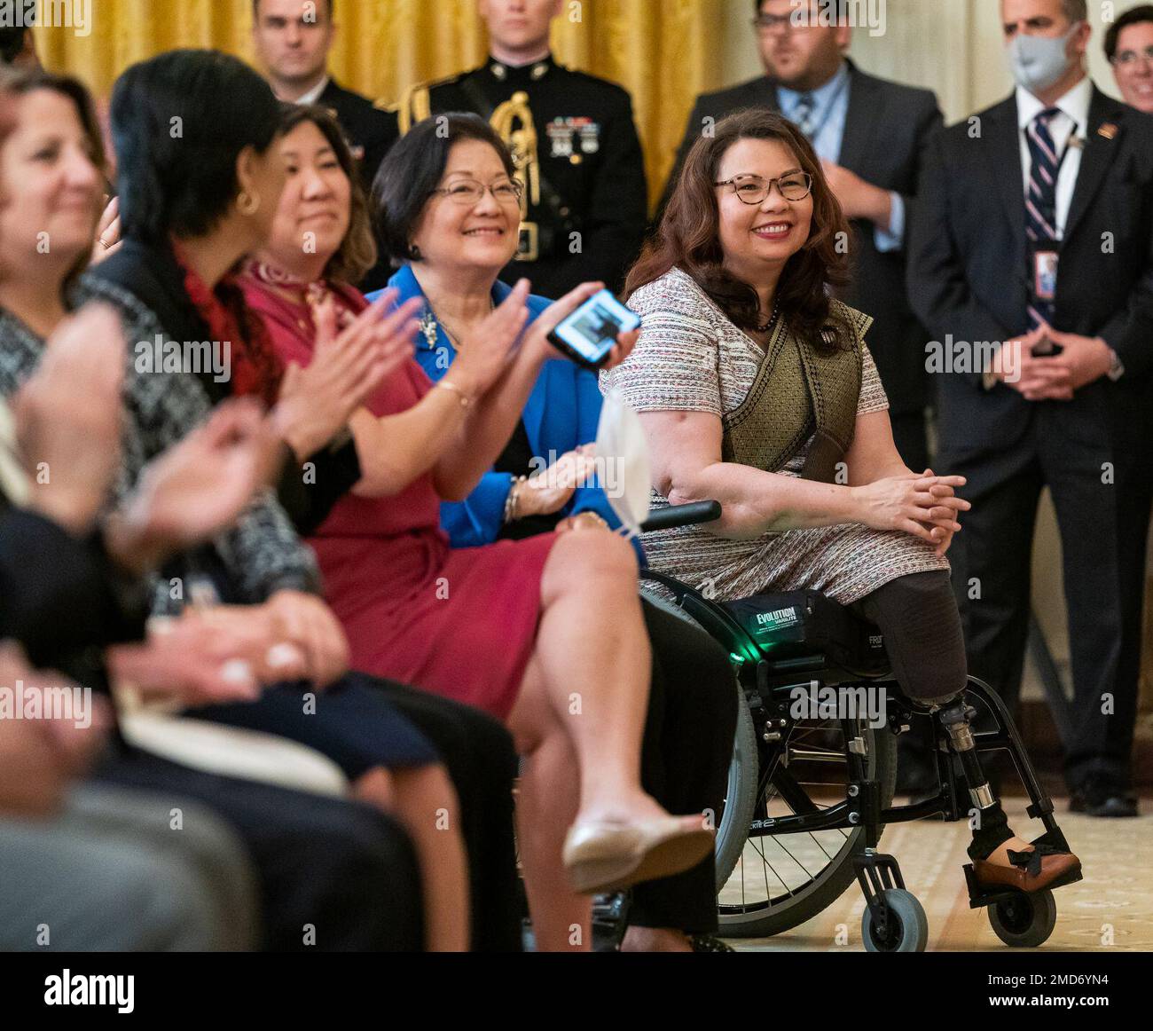 Reportage : le sénateur Tammy Duckworth, R-Ill. (r), la Représentante Grace Meng, D-N.Y., le sénateur Mazie Hirono, D-Hawaii et d'autres invités écoutent, en tant que vice-président Kamala Harris et le président Joe Biden, des remarques sur la COVID-19 Hate crimes Act jeudi, 20 mai 2021, dans la salle est de la Maison Blanche. Banque D'Images