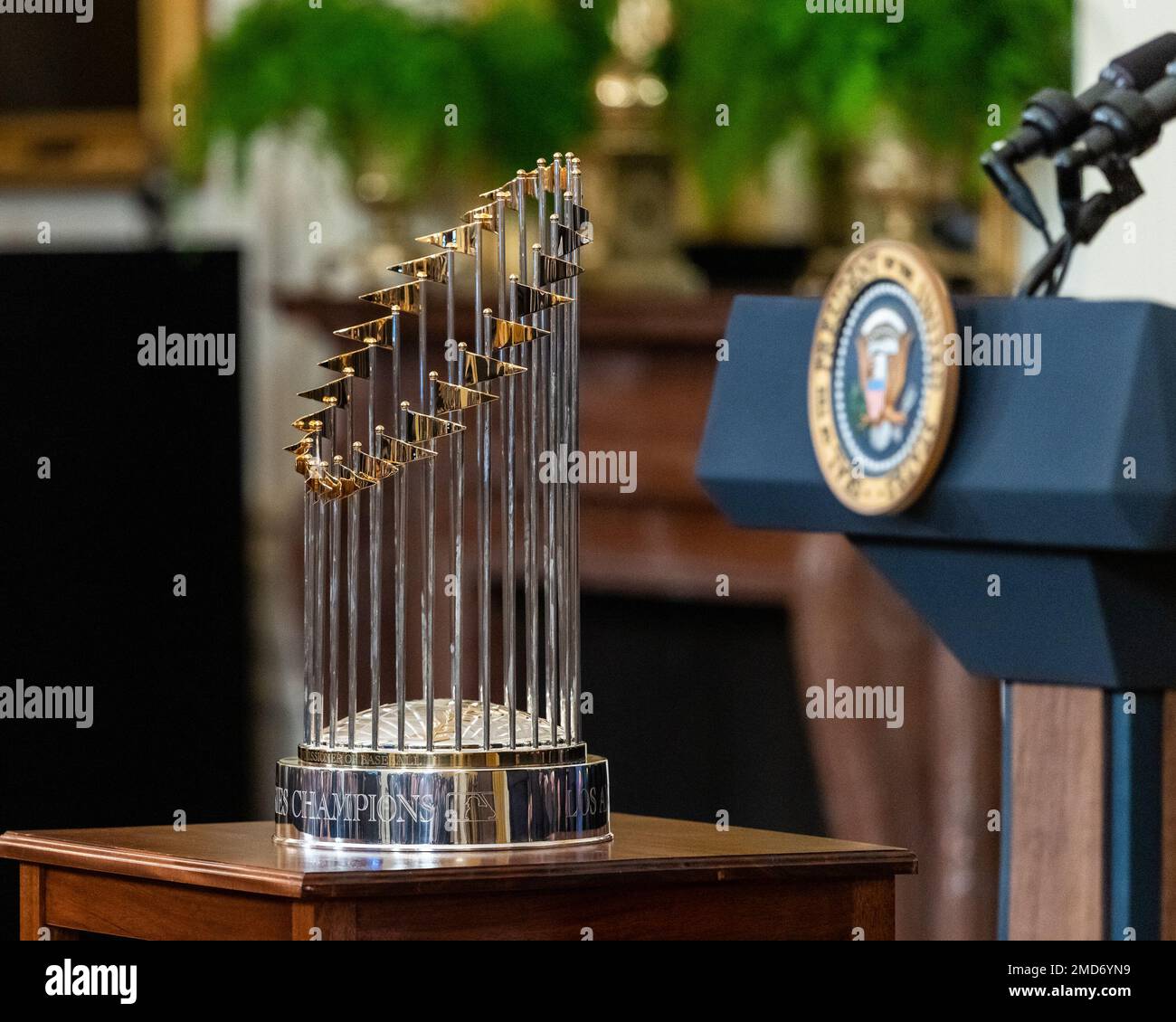 Reportage : le trophée du commissaire est présenté lors des remarques du président Joe Biden célébrant les champions de la série mondiale de baseball 2020, les Dodgers de Los Angeles, vendredi, 2 juillet 2021, dans la salle est de la Maison Blanche Banque D'Images