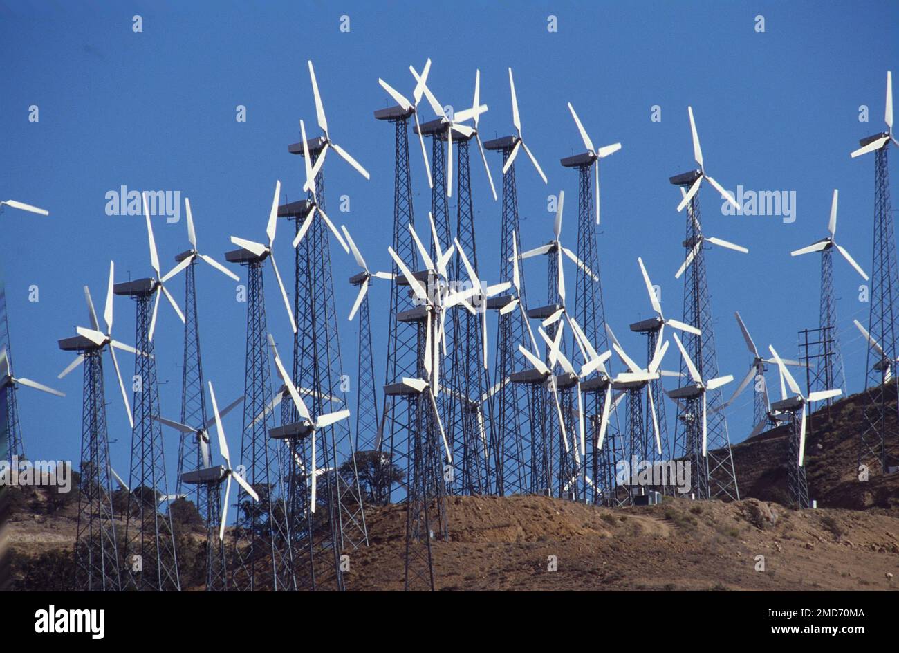 Sommet de montagne recouvert de moulins à vent pour produire de l'électricité Banque D'Images