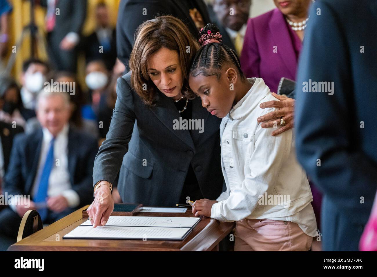 Reportage: Le vice-président Kamala Harris montre Gianna Floyd, fille de George Floyd, l'ordre exécutif que le président Joe Biden a signé lors d'un événement sur les réformes de la police fédérale, mercredi, 25 mai 2022, dans la salle est de la Maison Blanche Banque D'Images