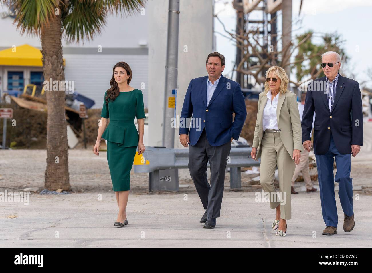 Reportage: Le président Joe Biden et la première dame Jill Biden arrivent avec Gov. Ron DeSantis et Casey DeSantis pour un exposé sur les interventions et les efforts de rétablissement à la suite de l’ouragan Ian, mercredi, 5 octobre 2022, au quai des pêcheurs de fort Myers, en Floride. Banque D'Images