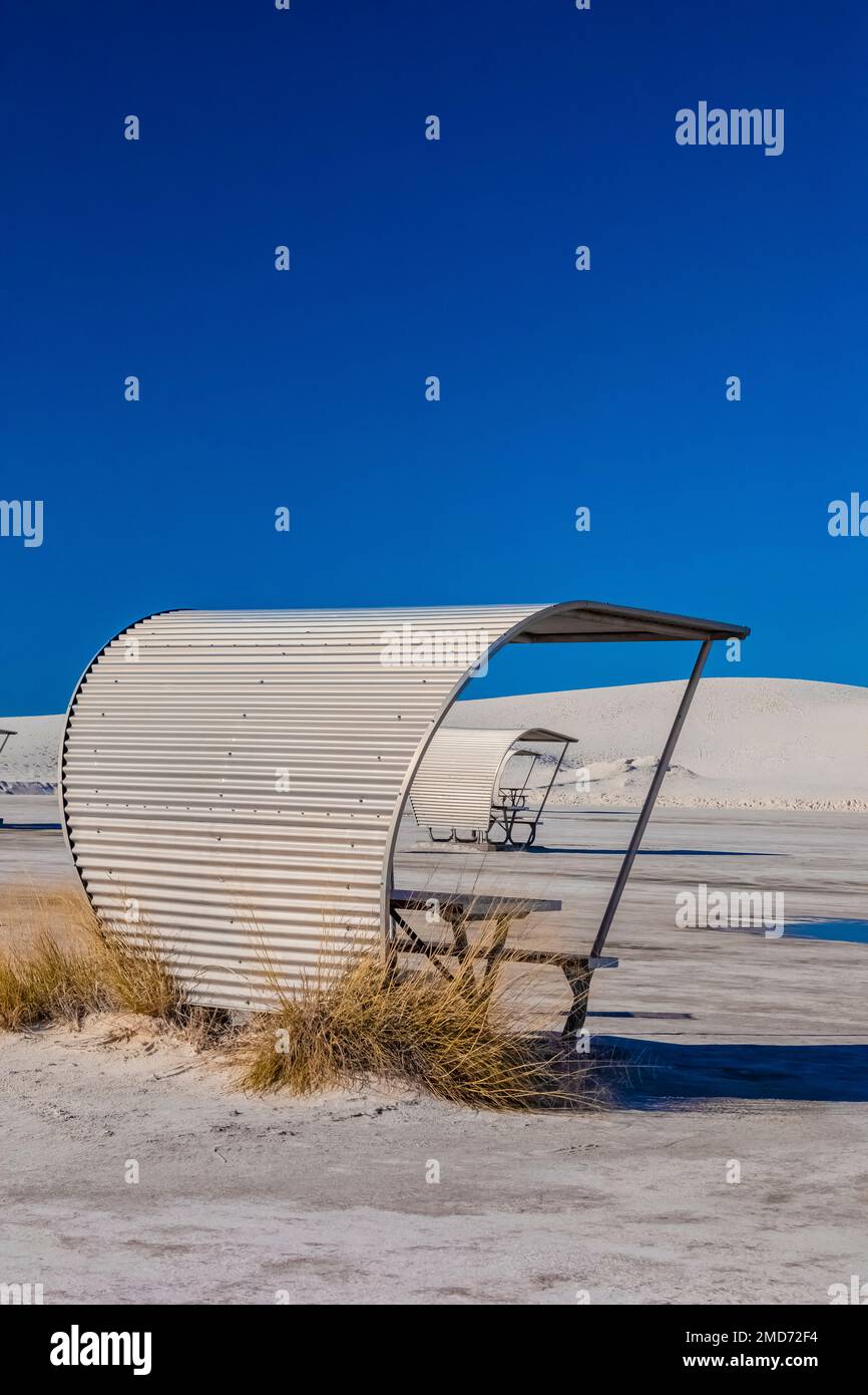 Les abris de pique-nique en aluminium ont été conçus par l'architecte du NPS Lyle E. Bennett dans le parc national de White Sands, au Nouveau-Mexique, aux États-Unis Banque D'Images