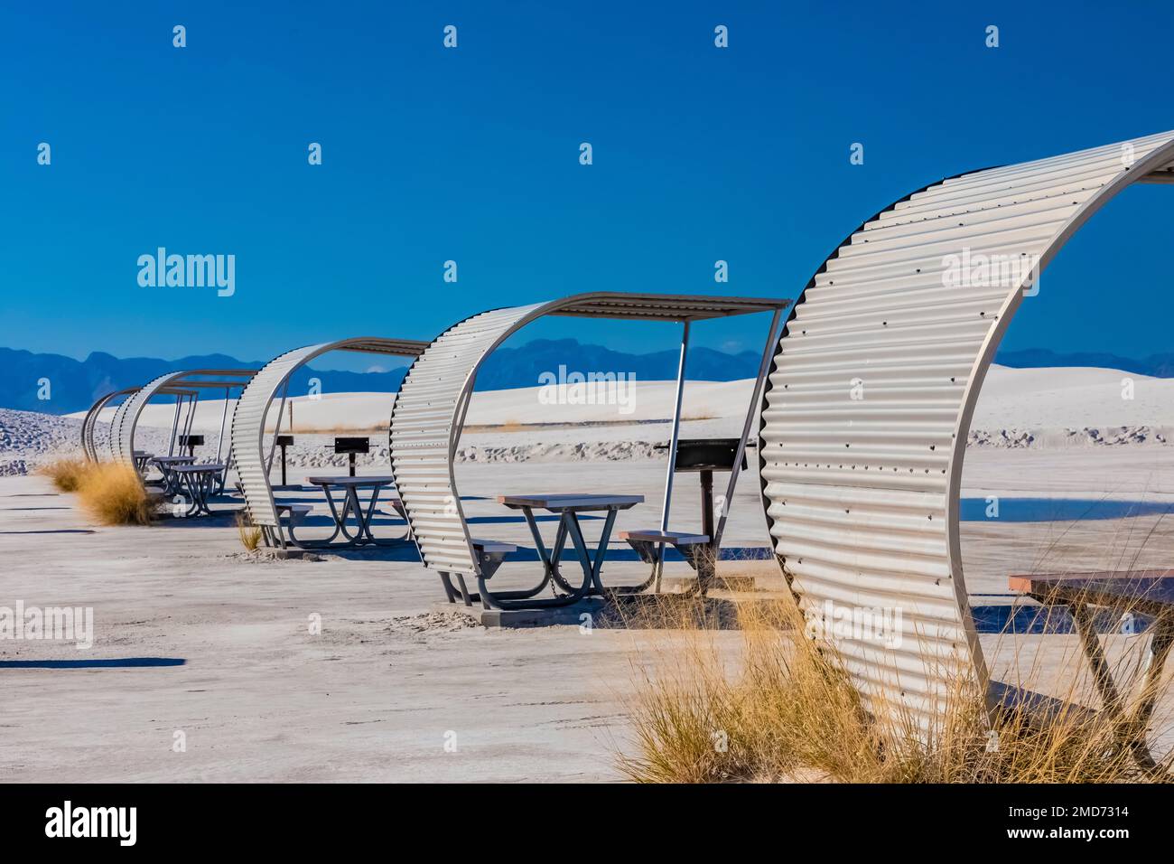 Les abris de pique-nique en aluminium ont été conçus par l'architecte du NPS Lyle E. Bennett dans le parc national de White Sands, au Nouveau-Mexique, aux États-Unis Banque D'Images