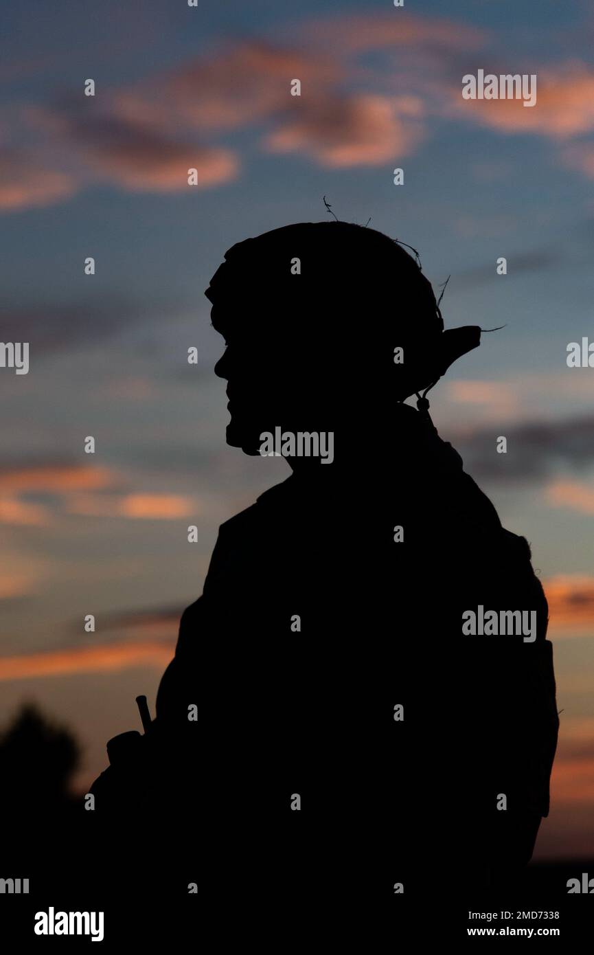 Un membre de l'équipe Douvres se tient à la garde au coucher du soleil