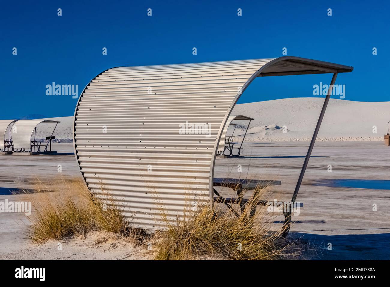 Les abris de pique-nique en aluminium ont été conçus par l'architecte du NPS Lyle E. Bennett dans le parc national de White Sands, au Nouveau-Mexique, aux États-Unis Banque D'Images