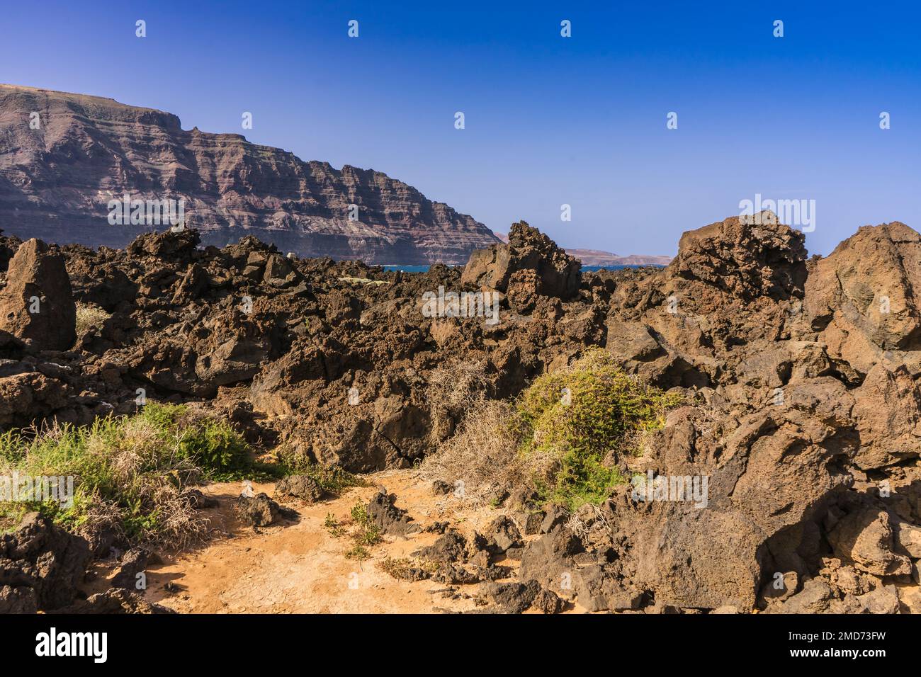 Chemin de plage depuis Orzola qui navigue sur une piste de roche à travers les rochers et la lave, menant à Playa de Orzola. Banque D'Images