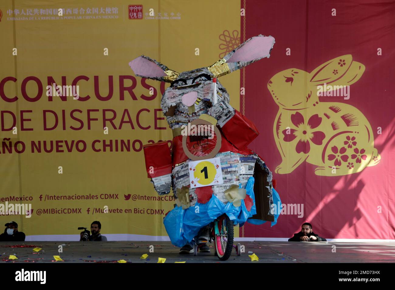 Mexico, Mexique. 22nd janvier 2023. 22 janvier 2023, Mexico, Mexique: Sixième concours chinois de costumes du nouvel an consacré au lapin d'eau avec danse et musique à l'Ange de l'indépendance à Mexico. Sur 22 janvier 2023 à Mexico, Mexique (photo par Luis Barron/Groupe Eyepix/Sipa USA). Credit: SIPA USA/Alay Live News Banque D'Images