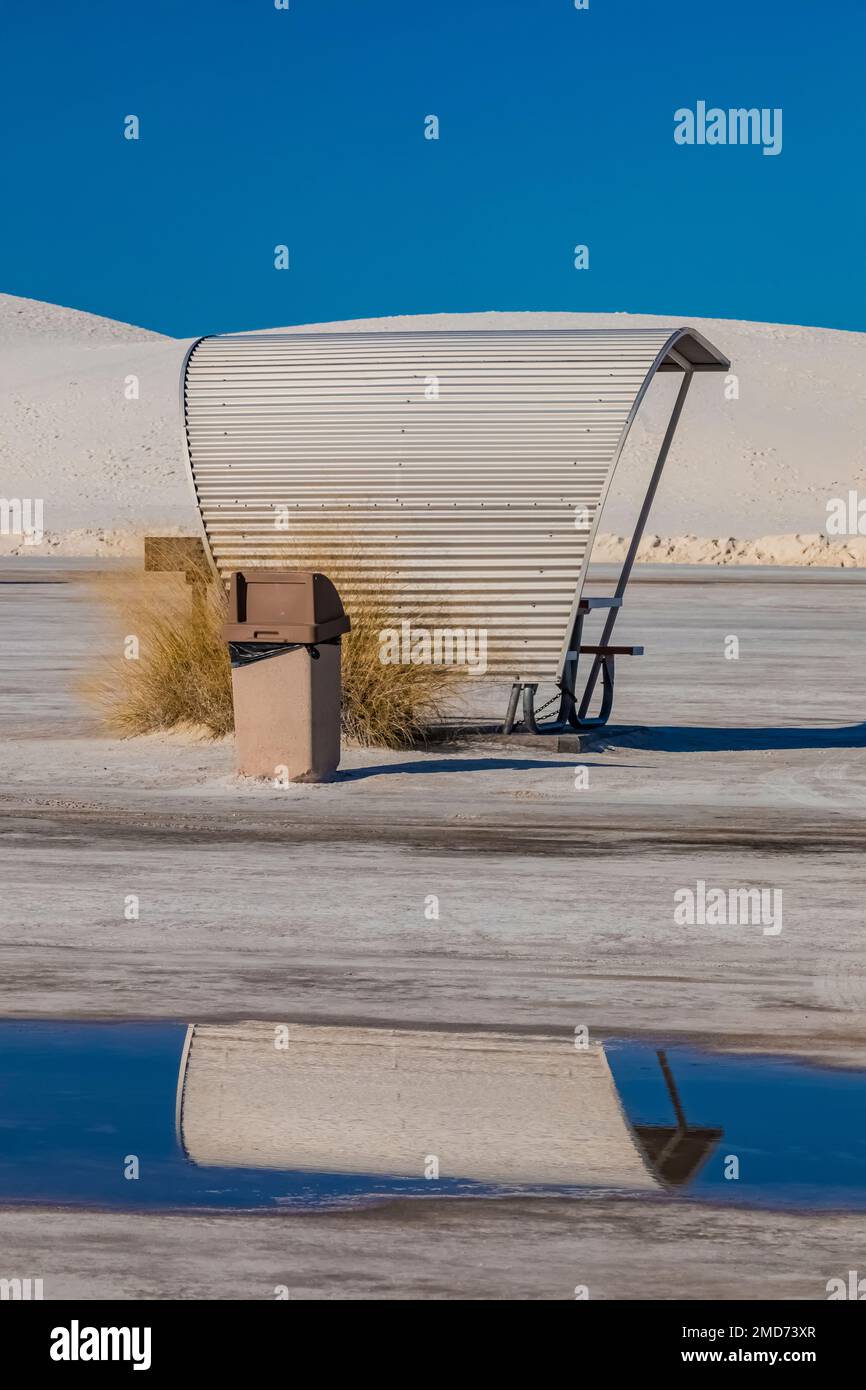 Les abris de pique-nique en aluminium ont été conçus par l'architecte du NPS Lyle E. Bennett dans le parc national de White Sands, au Nouveau-Mexique, aux États-Unis Banque D'Images