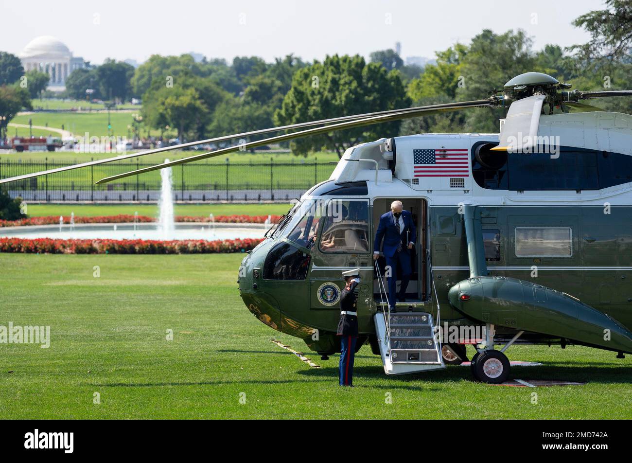 Reportage: Le président Joe Biden débarque Marine One sur la pelouse sud de la Maison Blanche, mercredi, 24 août 2022, après son voyage à la plage de Rehoboth, Delaware Banque D'Images
