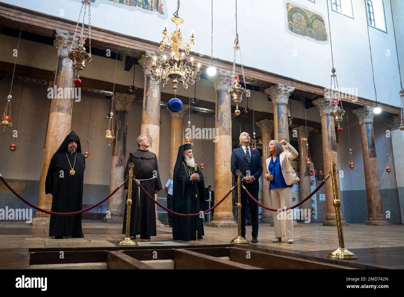 Reportage: Le président Joe Biden visite l'église de la Nativité à Bethléem, vendredi, 15 juillet 2022 Banque D'Images