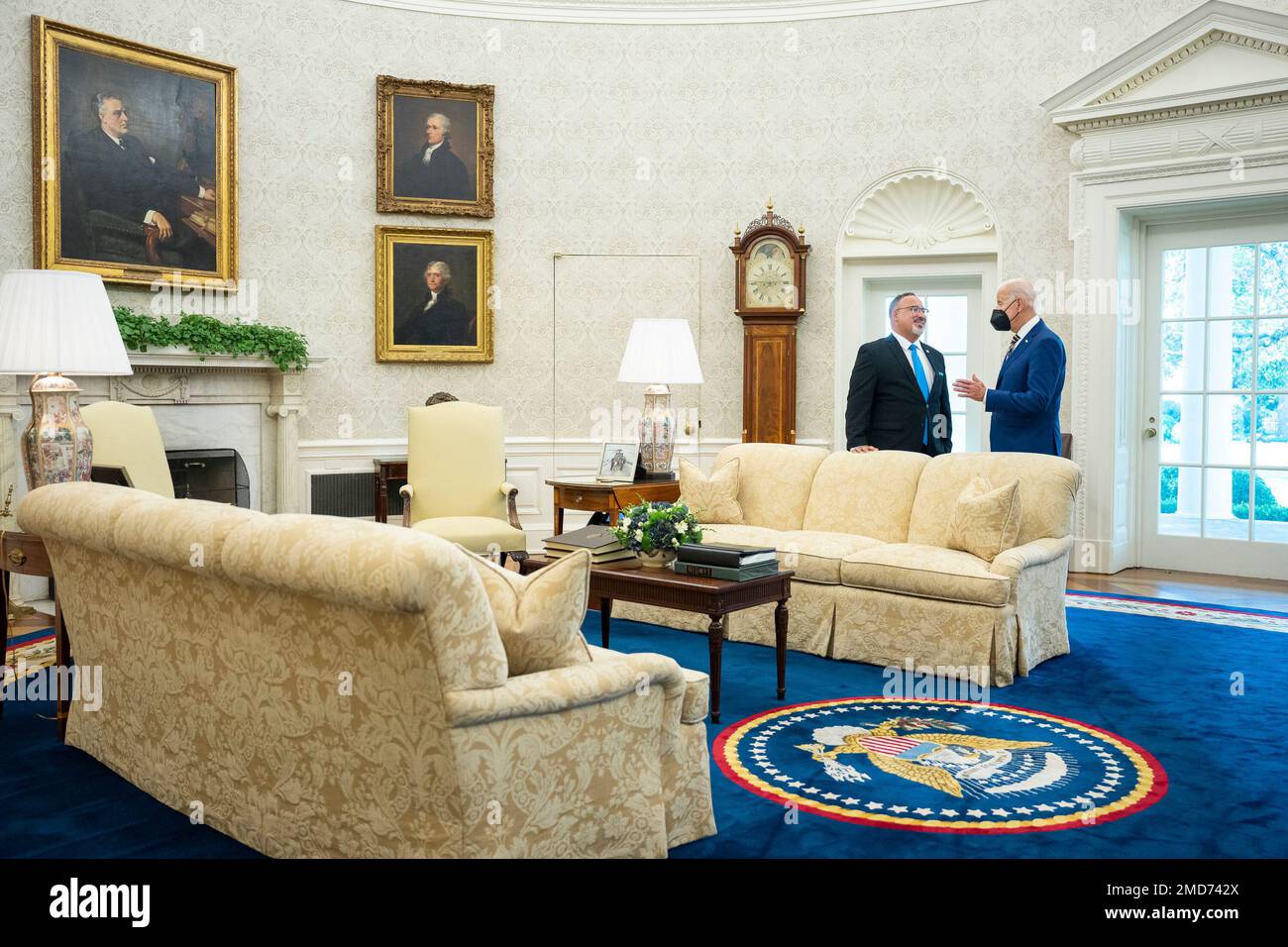 Reportage: Le président Joe Biden rencontre le secrétaire à l'éducation Miguel Cardona dans le bureau ovale de la Maison Blanche, mercredi, 24 août 2022 Banque D'Images