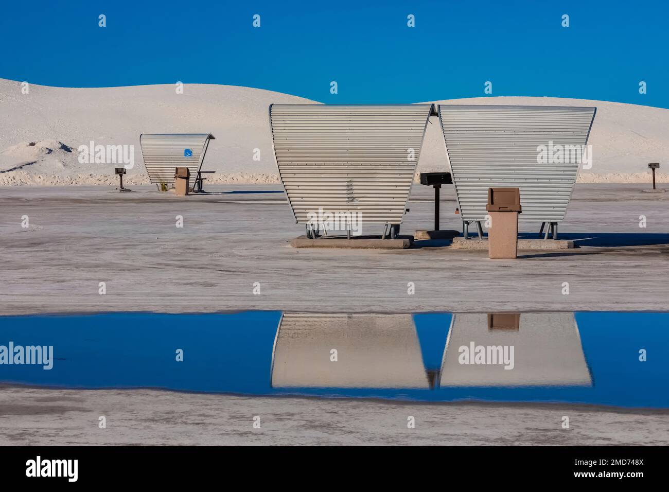 Les abris de pique-nique en aluminium ont été conçus par l'architecte du NPS Lyle E. Bennett dans le parc national de White Sands, au Nouveau-Mexique, aux États-Unis Banque D'Images