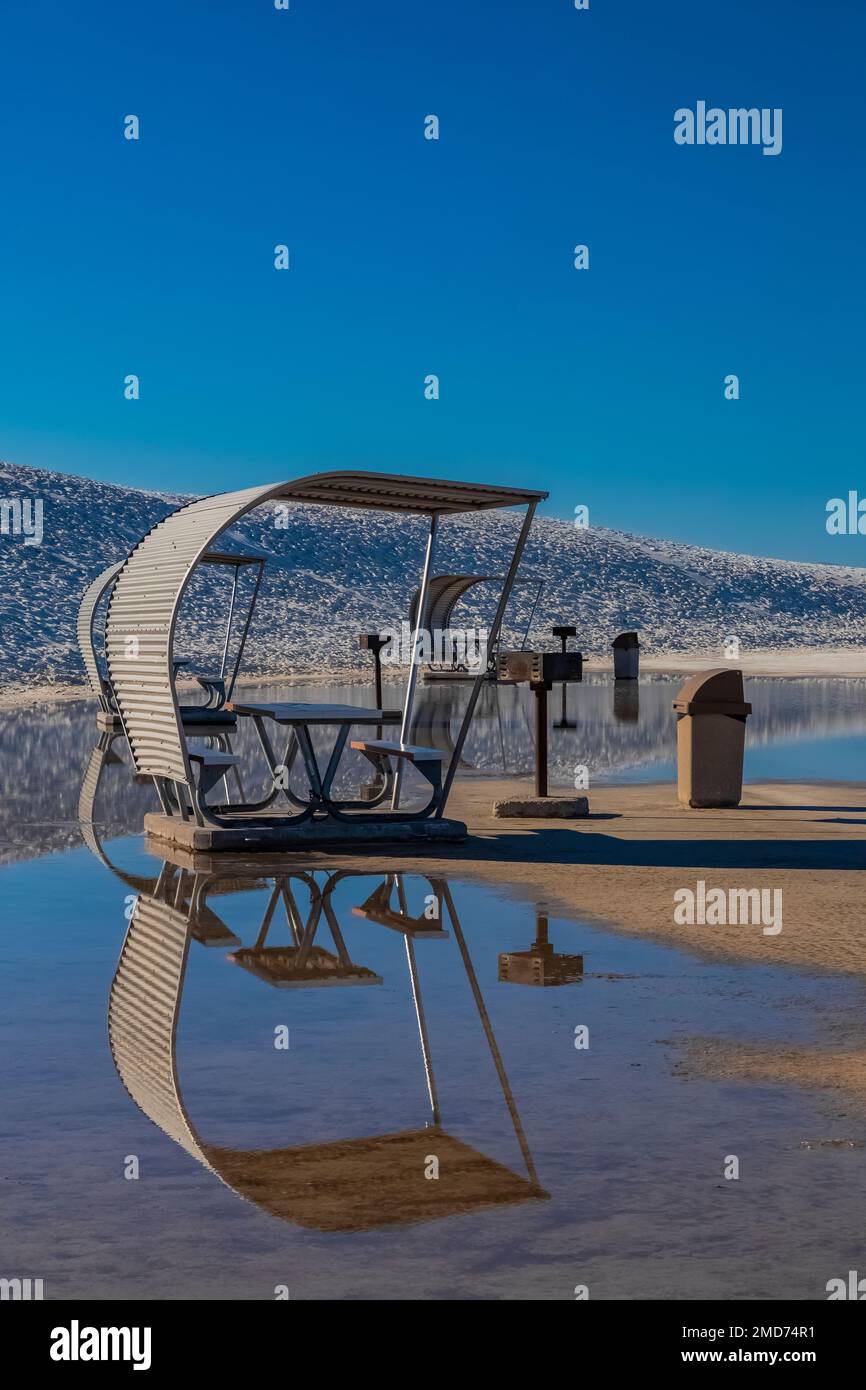 Table de haute eau autour des abris de pique-nique en aluminium dans le parc national de White Sands, Nouveau-Mexique, États-Unis Banque D'Images