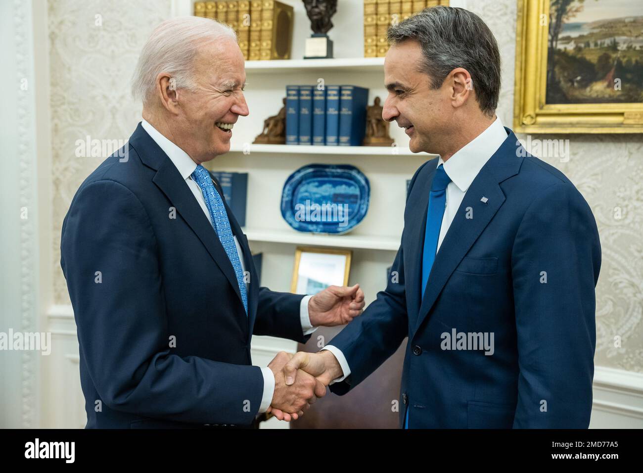 Reportage: Le président Joe Biden salue le Premier ministre grec Kyriakos Mitsotakis, lundi, 16 mai 2022, dans le Bureau ovale Banque D'Images