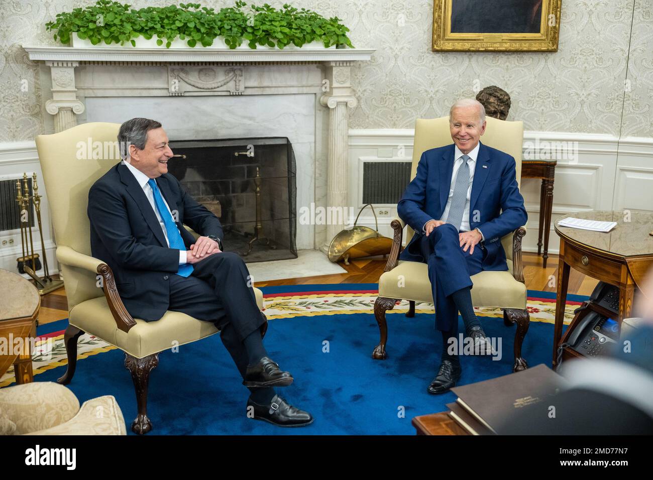 Reportage: Le président Joe Biden rencontre le Premier ministre italien Mario Draghi, mardi, 10 mai 2022, dans le Bureau ovale Banque D'Images