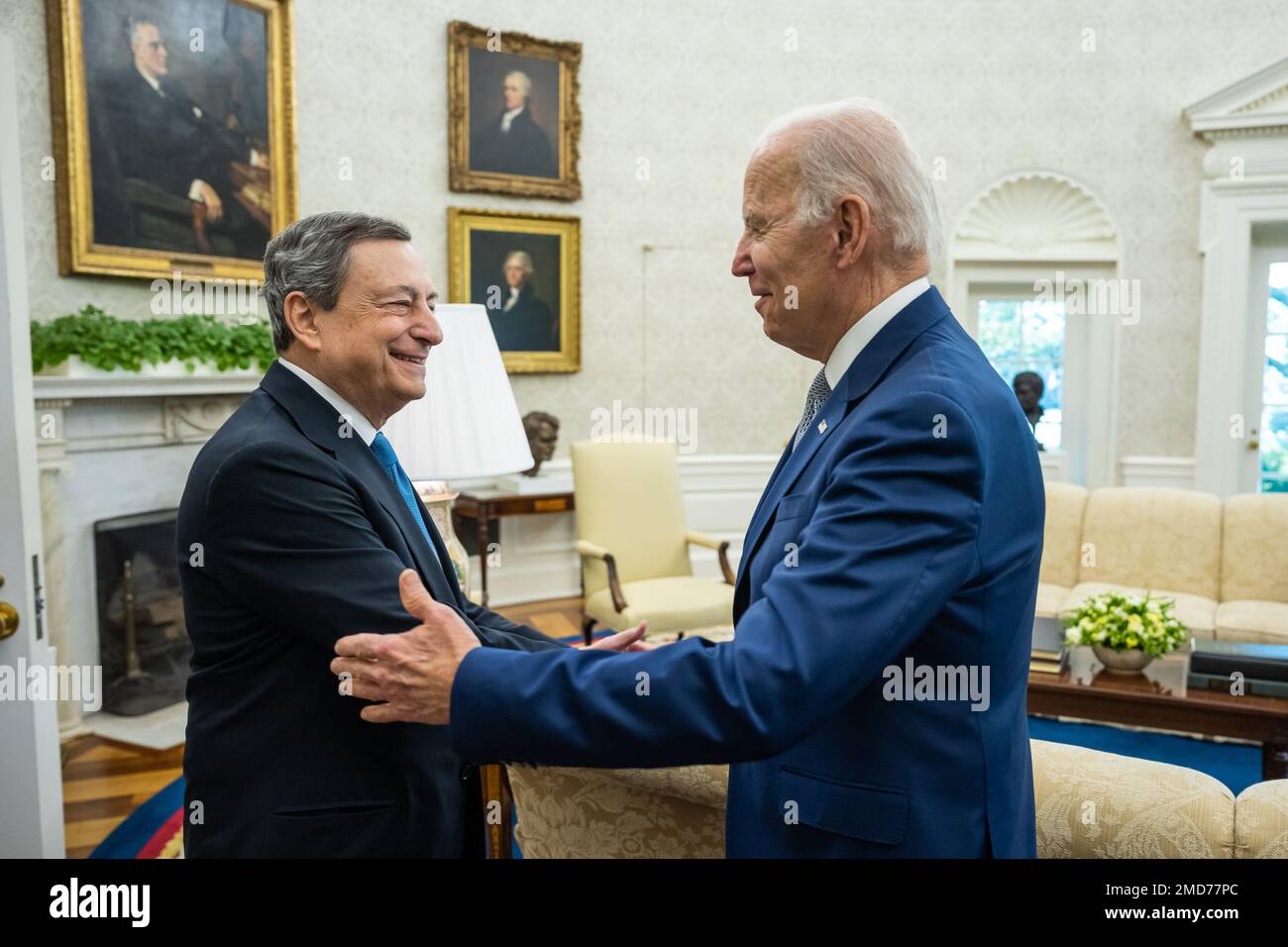 Reportage: Le président Joe Biden salue le Premier ministre italien Mario Draghi, mardi, 10 mai 2022, dans le Bureau ovale Banque D'Images