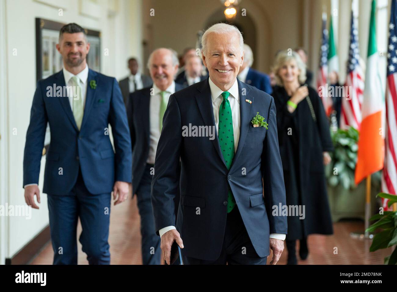 Reportage: Le président Joe Biden traverse la Colonnade est lors d'une tournée avec le joueur de rugby irlandais Rob Kearney et ses invités, jeudi, 17 mars 2022, à la Maison Blanche Banque D'Images