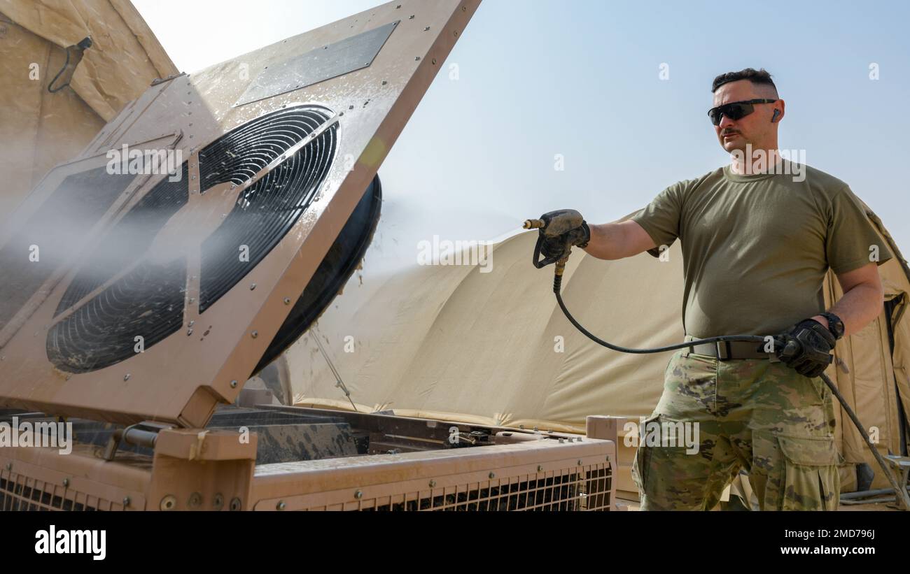 ÉTATS-UNIS Blake White, ingénieur technique de la société de construction verticale 1436th Engineer, lave sous pression une unité de chauffage, de ventilation et de climatisation à la base aérienne de Prince Sultan, Royaume d'Arabie Saoudite, 13 juillet 2022. L'EVCC 1436th vient compléter une variété de 378th magasins ECES, y compris l'atelier HVAC, l'atelier de construction et de trottoirs, l'atelier structures et l'atelier systèmes d'eau et de carburant. L’atelier CVC gère le programme d’entretien préventif du CCSP pour maintenir la qualité de vie, prolonger la durée de vie des systèmes CVC et améliorer la qualité de l’air. Pour faire ces aviateurs et soldats Banque D'Images