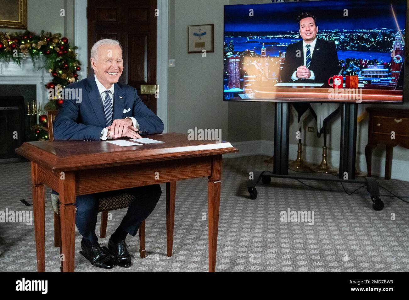Reportage : le président Joe Biden a réalisé une interview virtuelle avec Jimmy Fallon pour « The Tonight Show with Jimmy Fallon », vendredi, 10 décembre 2021, dans la salle Roosevelt de la Maison Blanche. Banque D'Images
