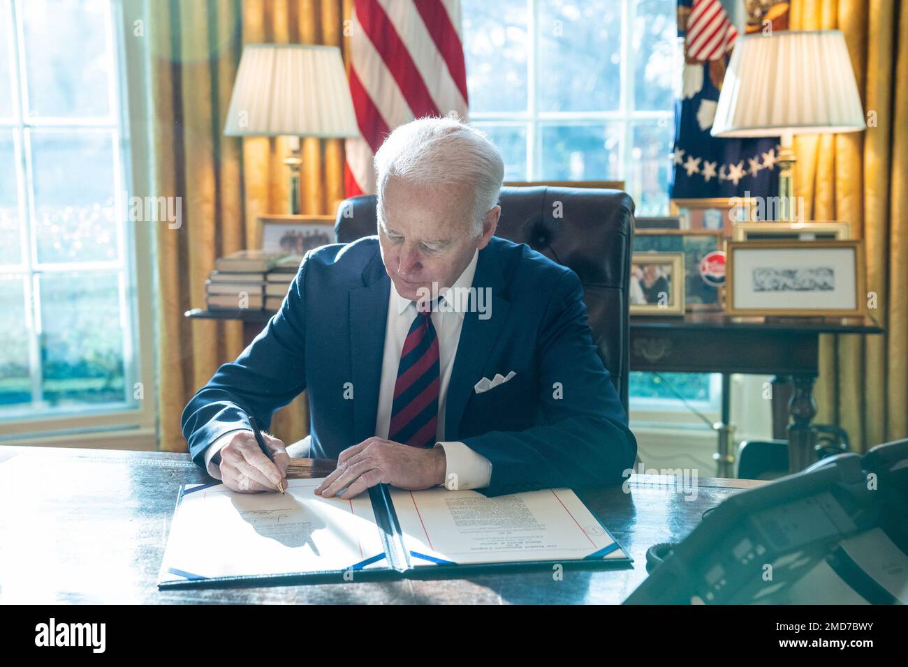 Reportage: Le président Joe Biden signe H.R. 6256, un acte "pour s'assurer que les biens fabriqués avec le travail forcé dans la région autonome ouïghoure du Xinjiang de la République populaire de Chine n'entrent pas sur le marché des États-Unis, et à d'autres fins", jeudi, 23 décembre 2021, dans le Bureau ovale Banque D'Images