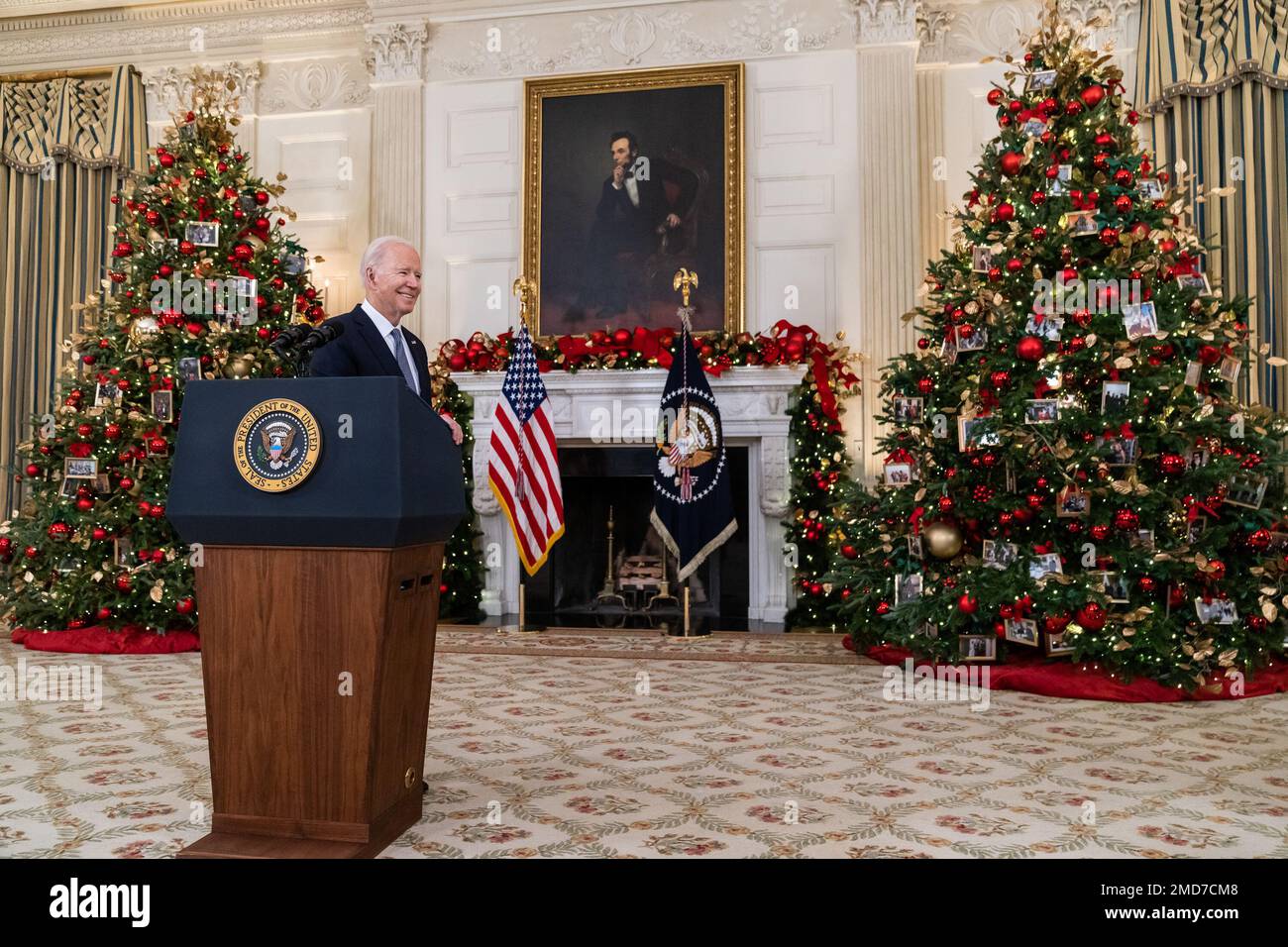 Reportage: Le président Joe Biden prononce un discours sur le rapport Jobs de novembre, vendredi, 3 décembre 2021, dans la salle à manger de l'État de la Maison Blanche Banque D'Images