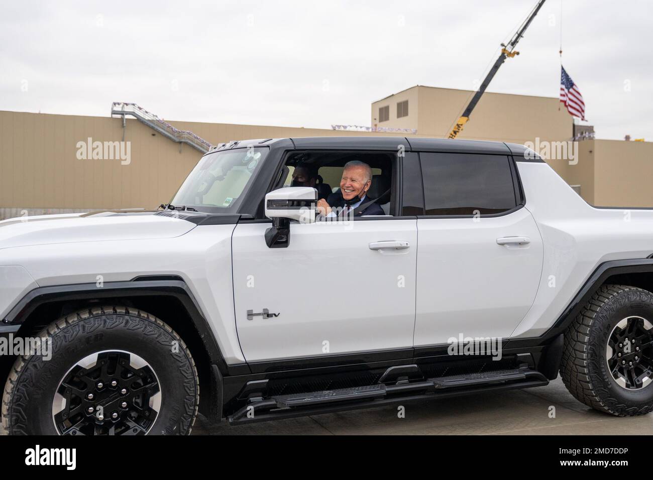 Le président Joe Biden teste le véhicule électrique Hummer lors d'une  visite de l'usine de montage de véhicules ÉLECTRIQUES ZÉRO de General  Motors, le mercredi 17 novembre 2021, à Detroit.(Photo officielle de la  Maison Blanche par Adam Schultz ...