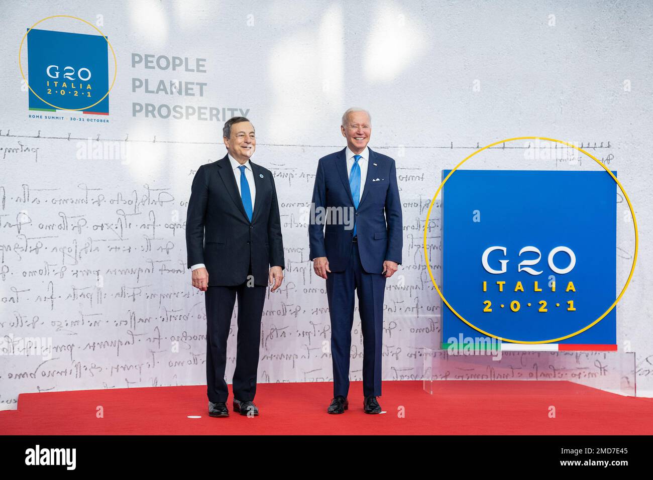 Reportage: Le président Joe Biden arrive au Centre de congrès de la Nuvola à Rome pour le sommet de G20, samedi, 30 octobre 2021, et salue le Premier ministre italien Mario Draghi. Banque D'Images