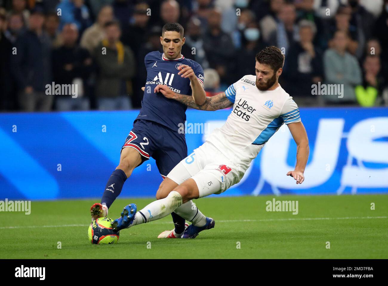 PSG's Achraf Hakimi, left, battles for the ball with Marseille's Duje Caleta-Car during the French League One soccer match between Marseille and Paris Saint-Germain in Marseille, France, Sunday, Oct. 24, 2021. (AP Photo/Daniel Cole) Banque D'Images