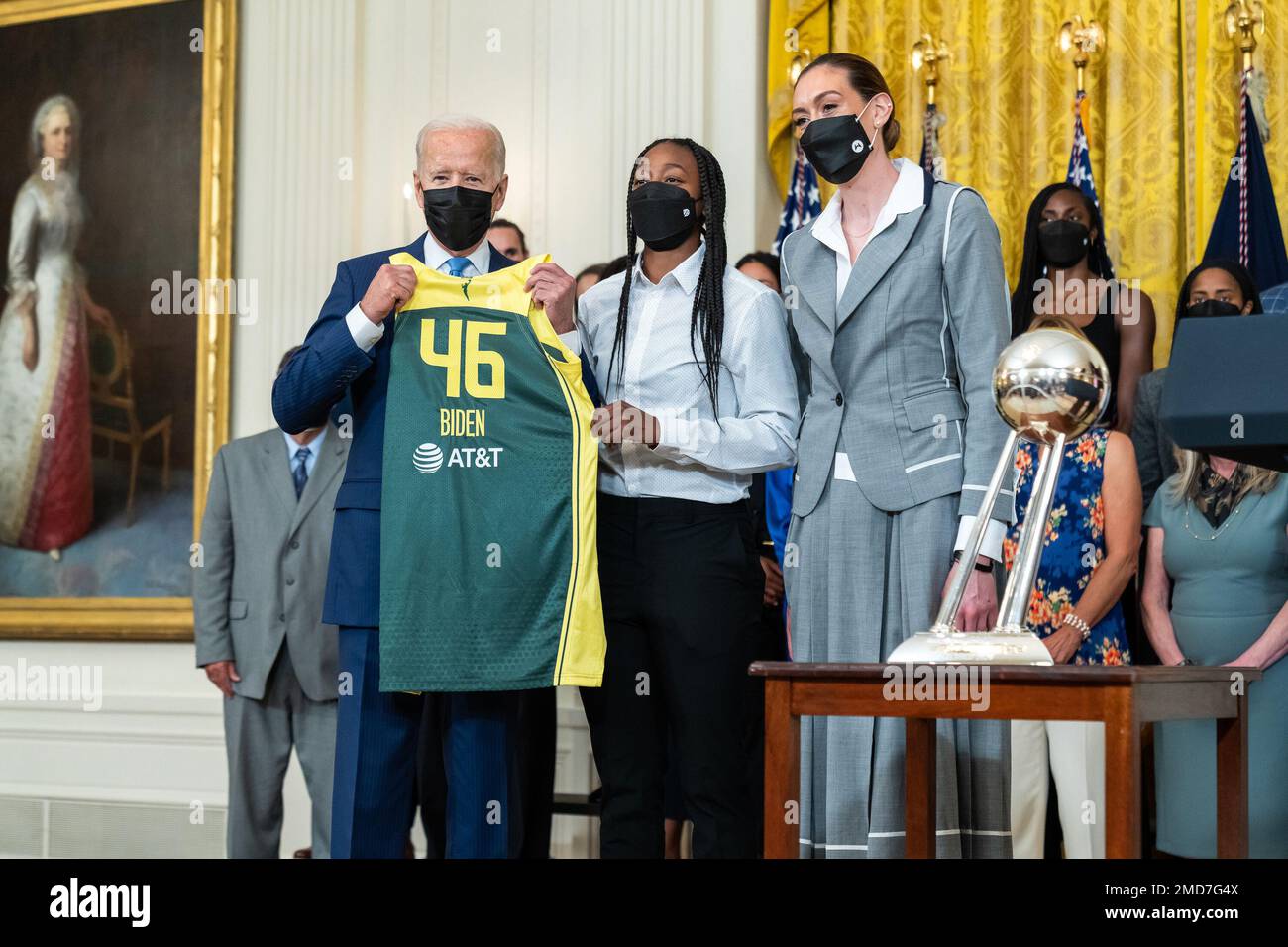 Reportage: Le président Joe Biden reçoit un maillot d'équipe '46' des joueurs Jewell Lloyd, Left, et Breanna Stewart lors d'un événement en l'honneur de l'équipe de championnat de la WNBA 2020 The Seattle Storm, lundi, 23 août 2021, dans la salle est de la Maison Blanche Banque D'Images