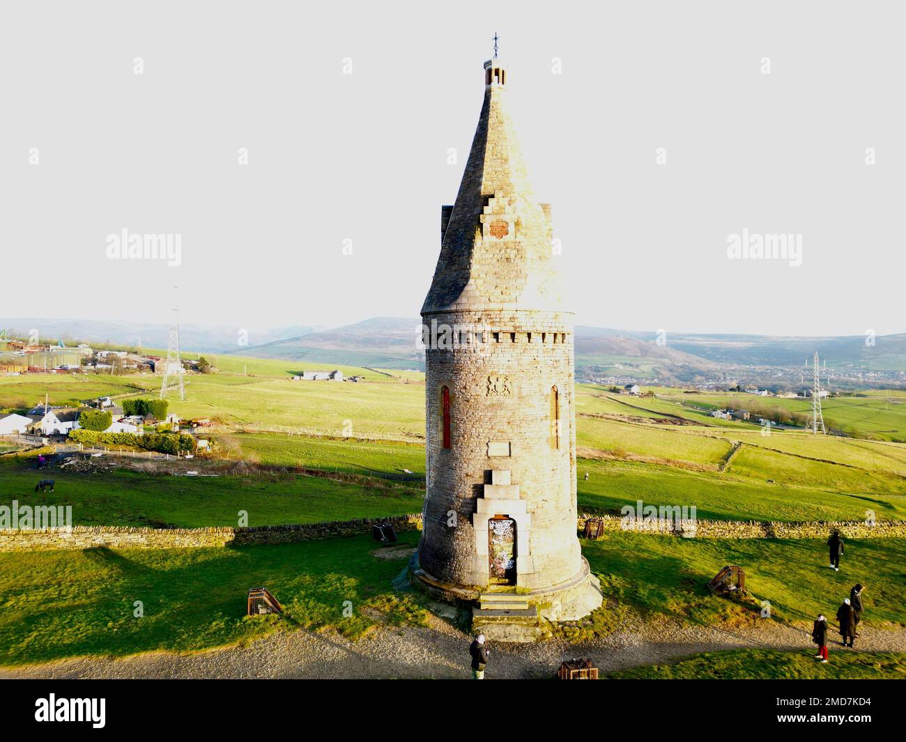 Une belle vue sur la tour au sommet de la colline de Hartshead Pike à Ashton-under-Lyne, Angleterre Banque D'Images