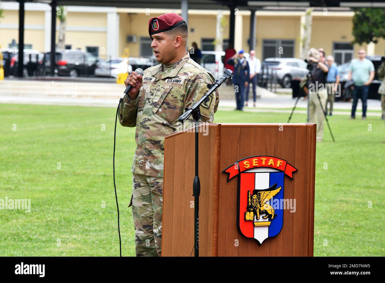 ÉTATS-UNIS Le sergent Luis Guillen, parachutiste affecté à la Brigade aéroportée 173rd, chante les hymnes italiens et américains pendant les États-Unis Force opérationnelle de l'armée de l'Europe du Sud, cérémonie de passation de commandement en Afrique à Caserma Ederle à Vicenza, Italie, 14 juillet 2022. Le général de division Todd Wasmund a pris le commandement de SETAF-AF du général de division Andrew Rohling, le général sortant. Banque D'Images