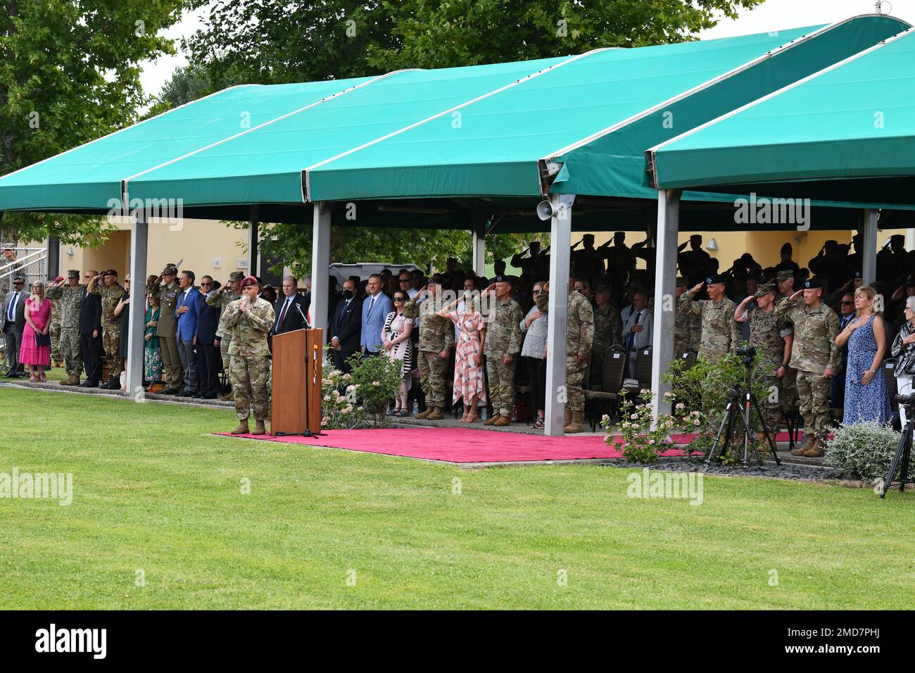 ÉTATS-UNIS Le sergent Luis Guillen, parachutiste affecté à la Brigade aéroportée 173rd, chante les hymnes italiens et américains pendant les États-Unis Force opérationnelle de l'armée de l'Europe du Sud, cérémonie de passation de commandement en Afrique à Caserma Ederle à Vicenza, Italie, 14 juillet 2022. Le général de division Todd Wasmund a pris le commandement de SETAF-AF du général de division Andrew Rohling, le général sortant. Banque D'Images