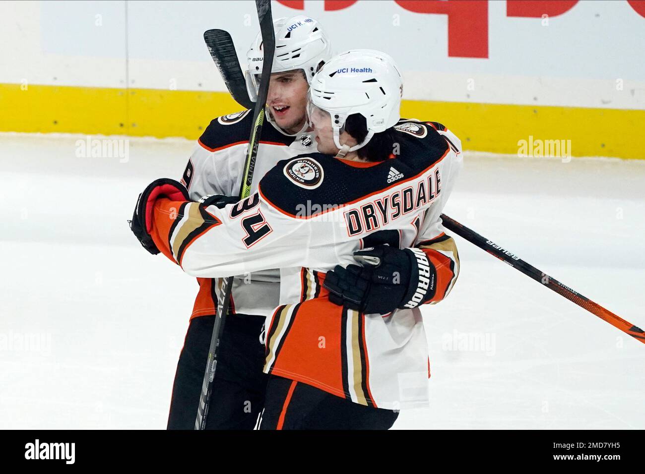 Anaheim Ducks' Troy Terry, left, is congratulated by Jamie Drysdale after Terry scored against the Minnesota Wild duirng the first period of an NHL hockey game Saturday, Oct. 23, 2021, in St. Paul, Minn. (AP Photo/Jim Mone) Banque D'Images