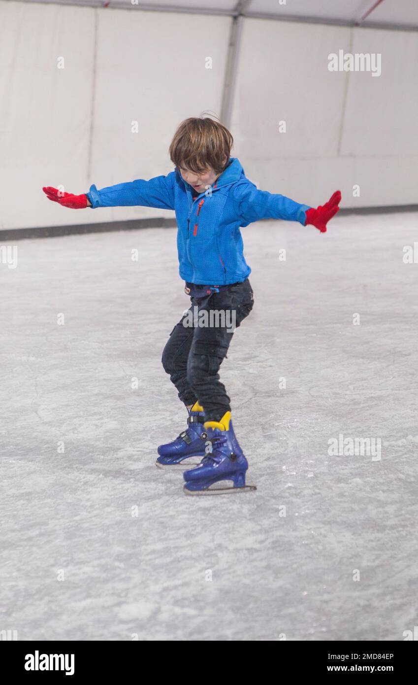 Les enfants aiment le patinage sur glace. Patinage temporaire installé pour les vacances de Noël Banque D'Images