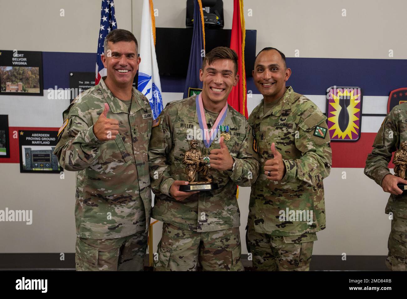 Le lauréat du prix du meilleur NCO du concours de guerriers chimiques, biologiques, radiologiques, nucléaires et explosifs (CBRNE) 20th est le Sgt Micah Miller, technicien en munitions explosives du groupe Ordnance 52nd, pose pour une photo lors de la cérémonie de remise des prix à Aberdeen Proving Ground, Maryland, 14 juillet 2022. La compétition de la meilleure escouade et de la meilleure guerrière du Commandement CBRNE 20th est un événement unique utilisé pour sélectionner le meilleur officier non commandant de l’année et le meilleur soldat de l’année parmi les soldats du commandement et de ses principaux ordres subalternes. Banque D'Images