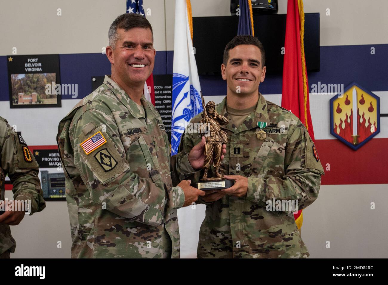 Le gagnant du prix du meilleur officier de la compétition de 20th pour les guerriers chimiques, biologiques, radiologiques, nucléaires et explosifs (CBRNE) est CPT. John Lintner, avec la brigade chimique 48th, pose pour une photo lors de la cérémonie de remise des prix au terrain d'essai d'Aberdeen, Maryland, 14 juillet 2022. La compétition de la meilleure escouade et de la meilleure guerrière du Commandement CBRNE 20th est un événement unique utilisé pour sélectionner le meilleur officier non commandant de l’année et le meilleur soldat de l’année parmi les soldats du commandement et de ses principaux ordres subalternes. Banque D'Images