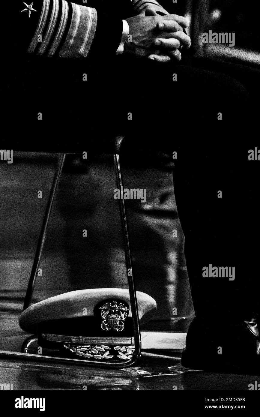 220714-N-KB401-1197 WASHINGTON (14 juillet 2022) - le chef des opérations navales, le SMA Mike Gilday, et d'autres hauts dirigeants du gouvernement et des militaires, respectent les États-Unis Le vétéran du corps maritime Hershel Woodrow « Woody » Williams comme il est en honneur aux États-Unis Rotonde du Capitole, 14 juillet 2022. Williams, qui est décédé de 29 juin à 98 ans, a été le dernier récipiendaire survivant de la Médaille d'honneur de la Seconde Guerre mondiale de la bataille d'Iwo Jima. Banque D'Images