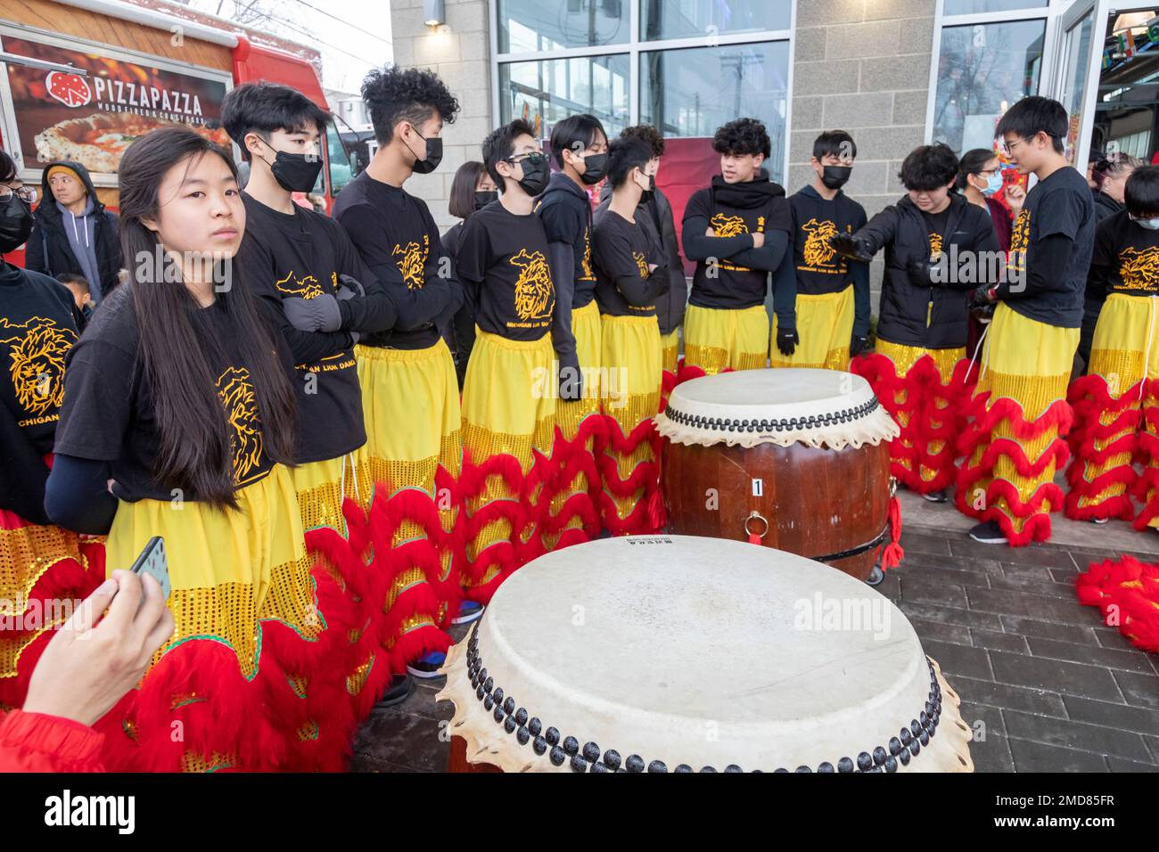 Detroit, Michigan, États-Unis. 22nd janvier 2023. La Michigan Taiwanais American Organization célèbre le nouvel an lunaire avec un défilé, la danse du lion et la danse du dragon au parc Valade. Les membres de l'équipe de danse du lion du Michigan attendent leur temps pour se produire. Crédit : Jim West/Alay Live News Banque D'Images