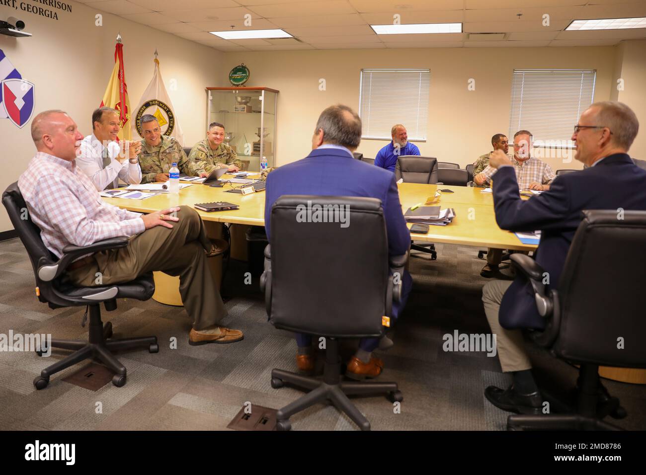 Michael Reheuser, membre de la haute direction, rencontre des représentants de la Direction des travaux publics de fort Stewart dans le cadre des efforts de fort Stewart pour rénover son logement pour les soldats et les familles 14 juillet 2022. Reheuser a effectué une évaluation environnementale au cours de sa visite des casernes et des logements à poste. Banque D'Images