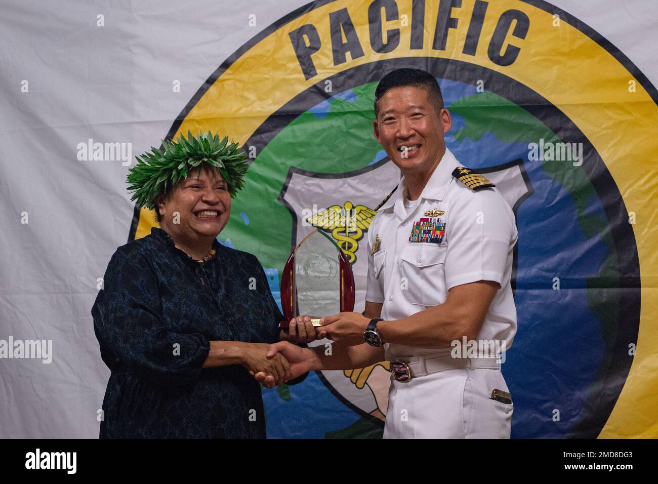 220714-N-NC885-4095 KOROR, Palaos (14 juillet 2022) – le capitaine Hank Kim, commandant de mission du Partenariat Pacifique 2022 (PP22), présente une plaque de PP22 à l'honorable J. Uduch Sengebau Senior, vice-président et ministre de la Justice de la République des Palaos, lors de la cérémonie d'ouverture des Palaos en PP22. En 17th ans, le Partenariat Pacifique est la plus importante mission multinationale annuelle d'aide humanitaire et de préparation aux secours en cas de catastrophe menée dans l'Indo-Pacifique. Banque D'Images