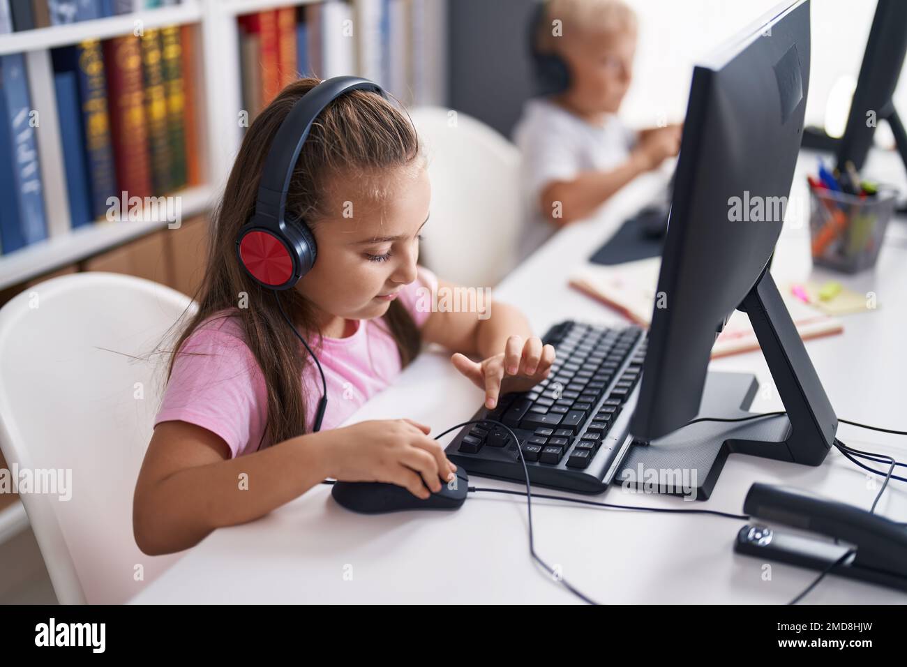 Deux élèves qui utilisent un ordinateur pour étudier en classe Banque D'Images