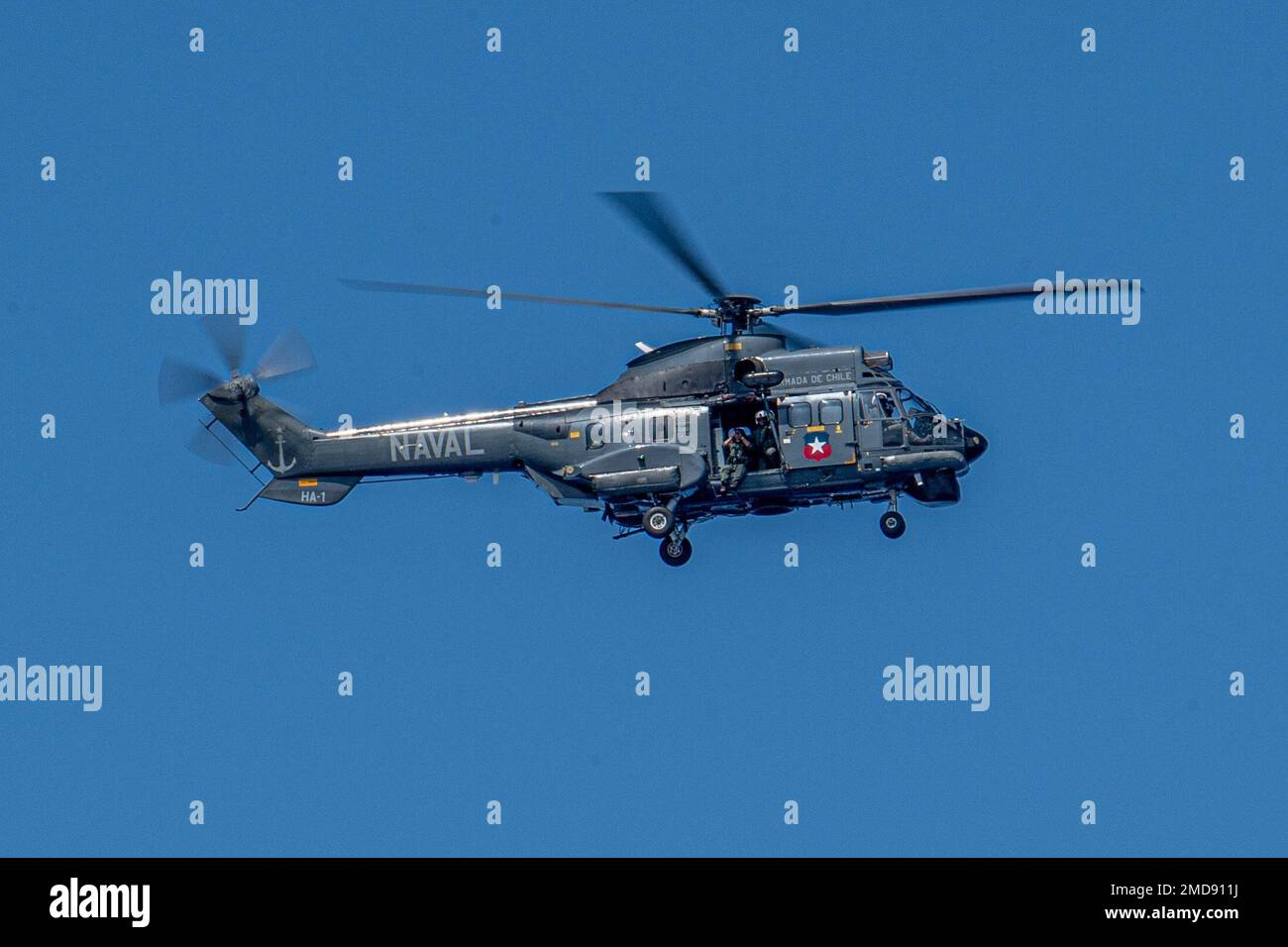 220714-N-YN807-2009 OCÉAN PACIFIQUE (14 juillet 2022) – Un hélicoptère SH-32 Super Puma de la Marine chilienne, affecté à l'escadron d'attaque des hélicoptères (HA-1), survole le destroyer à missiles guidés de classe Zumwalt USS Michael Monsoor (DDG 1001) pendant la côte du Pacifique (RIMPAC) 2022, 14 juillet. Vingt-six nations, 38 navires, quatre sous-marins, plus de 170 avions et 25 000 membres du personnel participent au RIMPAC de 29 juin à août 4 dans et autour des îles hawaïennes et du sud de la Californie. Le plus grand exercice maritime international au monde, RIMPAC offre une occasion unique de formation tout en favorisant et en soutenant Banque D'Images