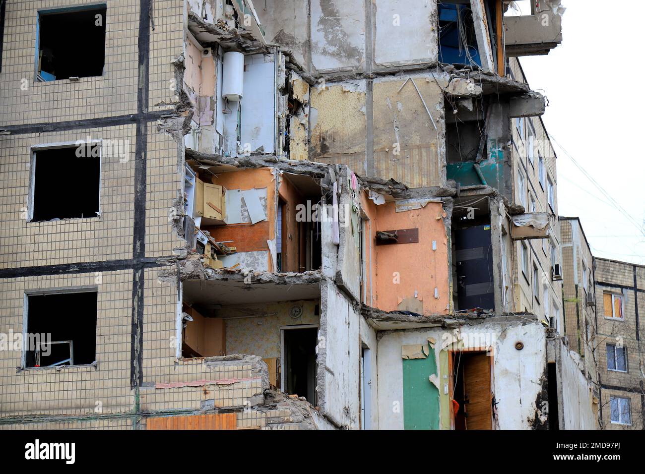 Frappe de missiles russes sur un immeuble à Dnipro, en Ukraine. Maison détruite par une fusée. Russie invasion de guerre en Ukraine, Dnepr Banque D'Images
