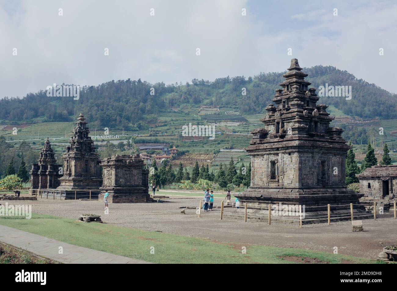 Banjarnegara, Indonésie - 20 janvier 2023 : les touristes visitent le temple hindou Candi Arjuna dans le plateau de Dieng. Banque D'Images