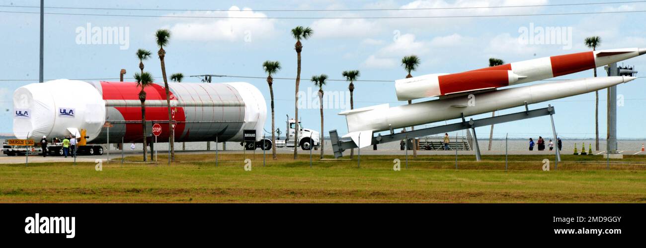 Cape Canaveral Space Force Station, comté de Brevard, Floride, États-Unis. 22 janvier 2023. La fusée Vulcan Cert-1 de United Launch Alliance a été livrée par le roquette UAL et transportée par voie terrestre jusqu'à l'installation de traitement ULA du CCSFS. Le Vulcan est le nouveau véhicule de lancement d'ULS et remplacera la fusée d'ULA, l'Atlas V, qui utilise des moteurs russbult RD-180. Crédit : Julian Leek/Alay Live News Banque D'Images