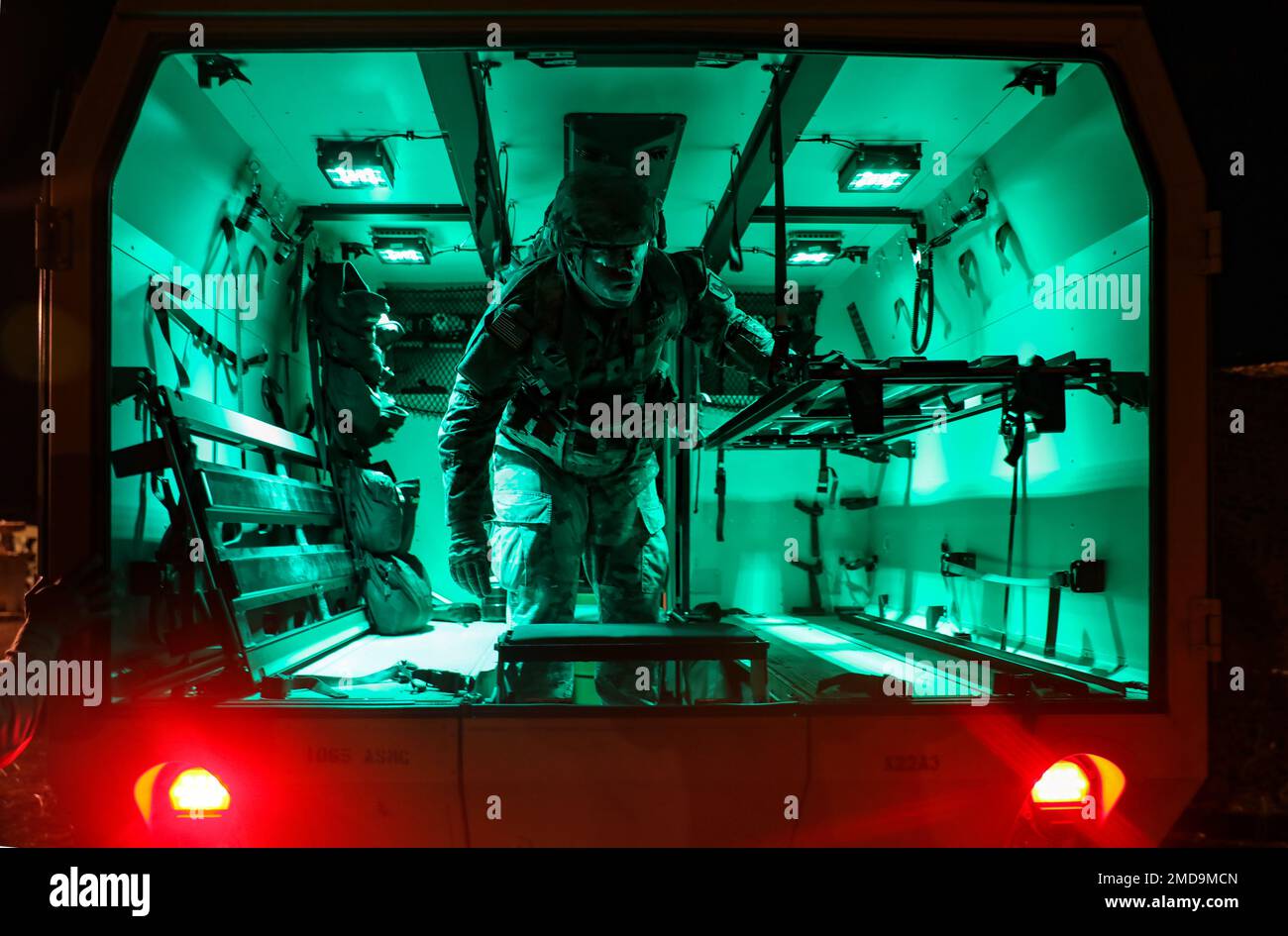 ÉTATS-UNIS Mariano Gonzales affecté au soutien de zone de la compagnie médicale 1065th, 101st commandant de la Garde nationale de l'armée de Porto Rico attend des victimes à l'intérieur d'une ambulance au cours d'un exercice d'entraînement sur le terrain au Centre d'entraînement conjoint du camp de Santiago, Salinas, Porto Rico, 15 juillet 2022. Les médecins ont été testés sur diverses tâches, y compris en fournissant un traitement immédiat des victimes par élément, avec une section de traumatologie, un laboratoire et des services de rayons X pour des diagnostics rapides et précis dans le cadre de leurs exigences de formation en tant que médecins de combat pour les déploiements futurs. Banque D'Images