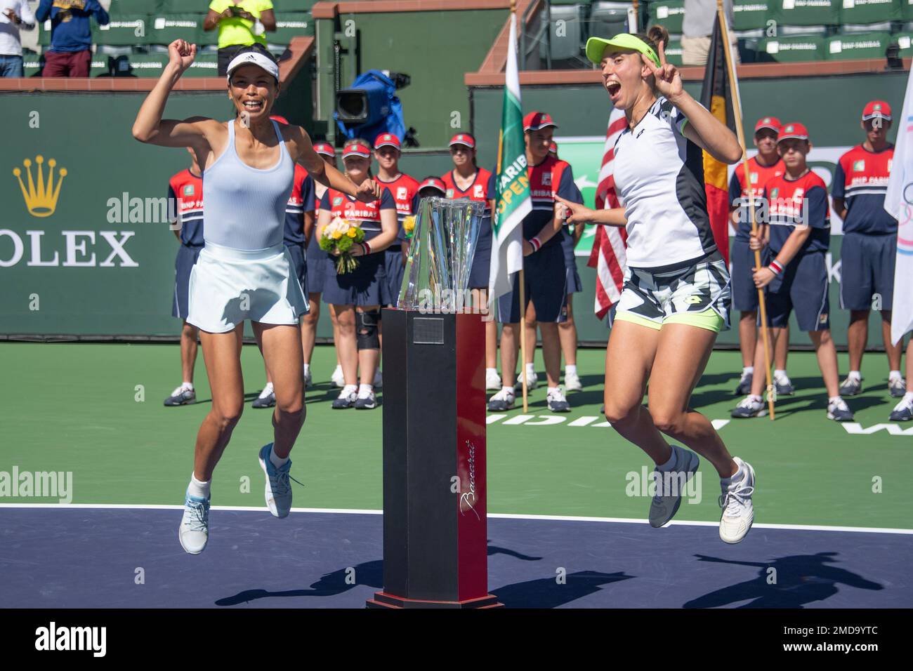Hsieh Su-Wei, left, of Taiwan, jumps with Elise Mertens of Belgium after winning the women's doubles final Saturday, Oct. 16, 2021, in Indian Wells, Calif. (AP Photo/John McCoy) Banque D'Images